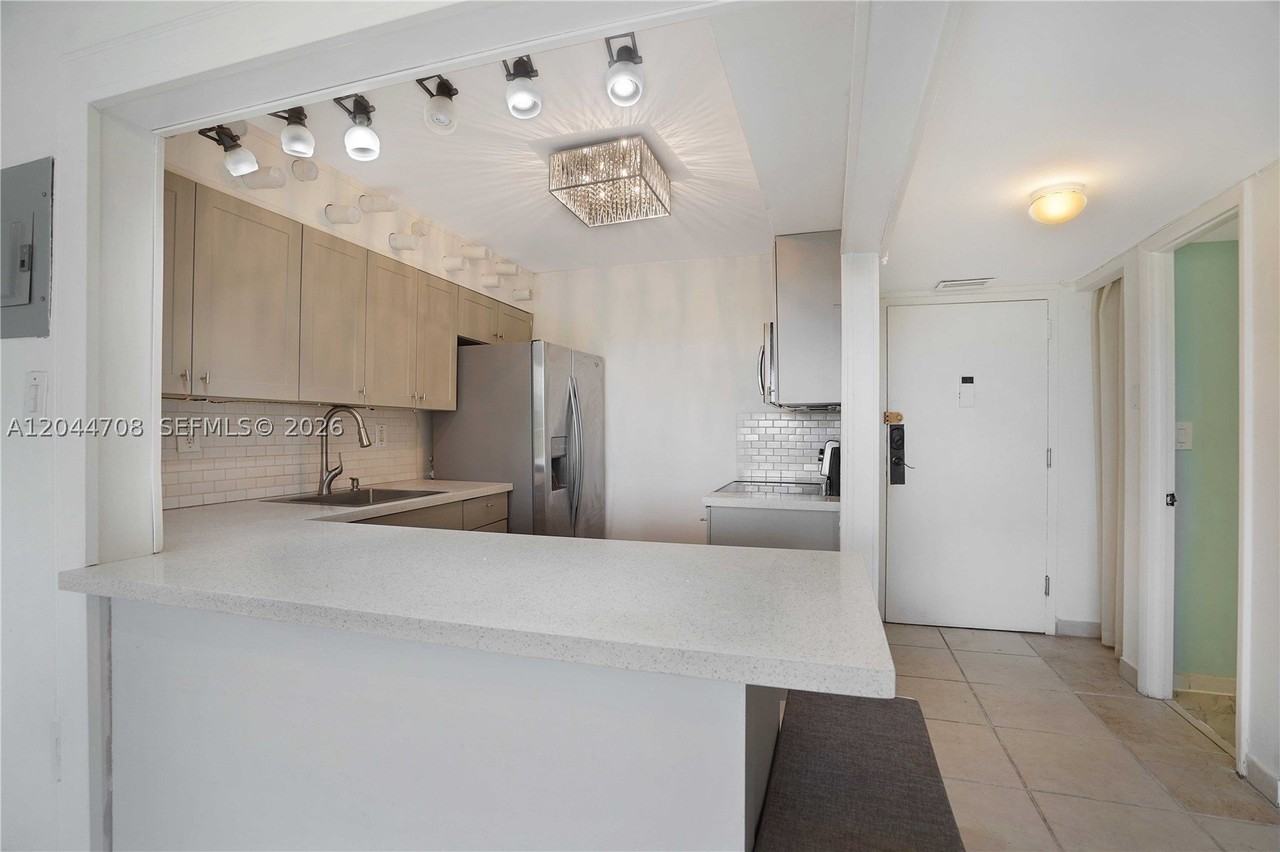 6900 Bay Dr #3H - Photo 4 of 34