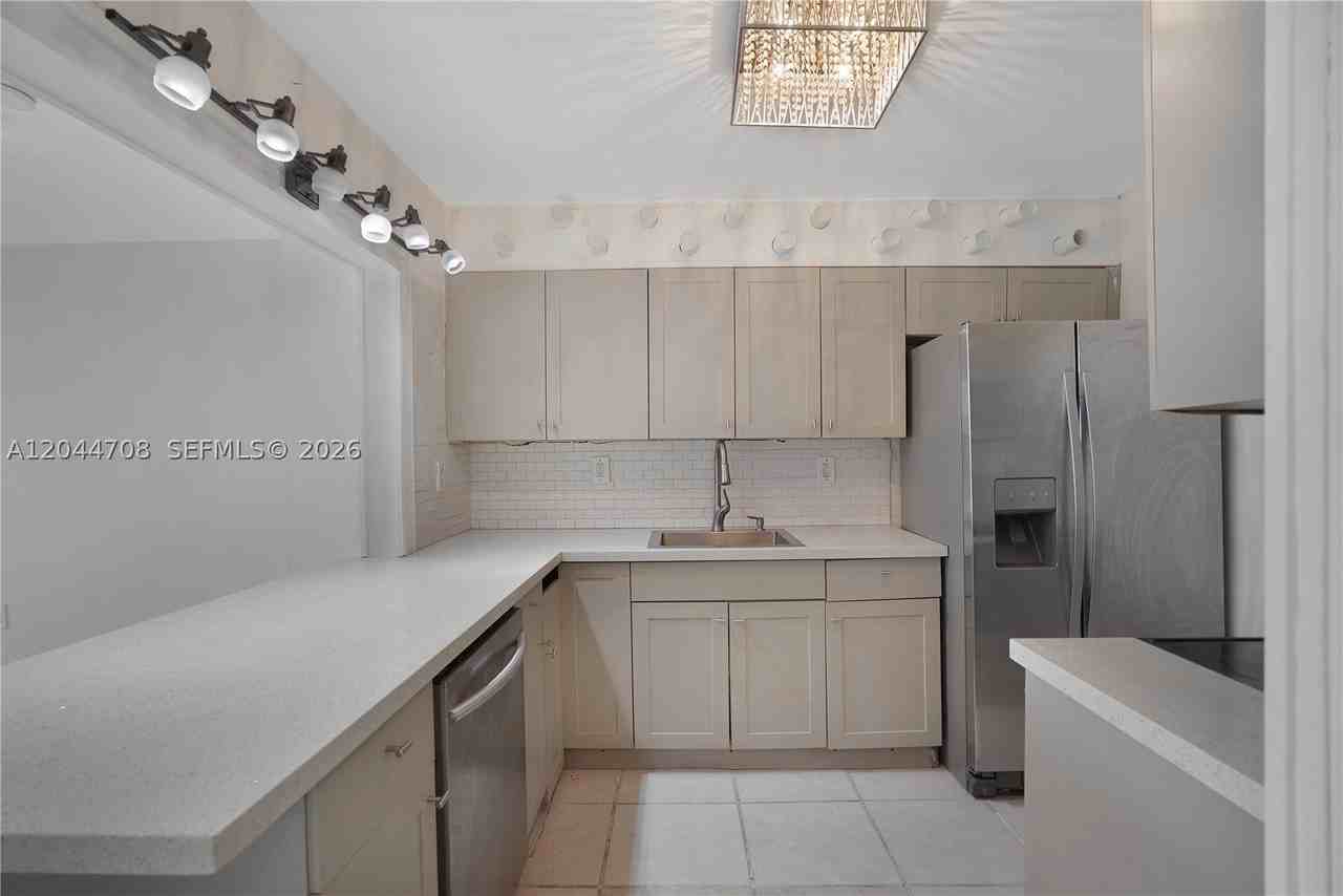 6900 Bay Dr #3H - Photo 5 of 34