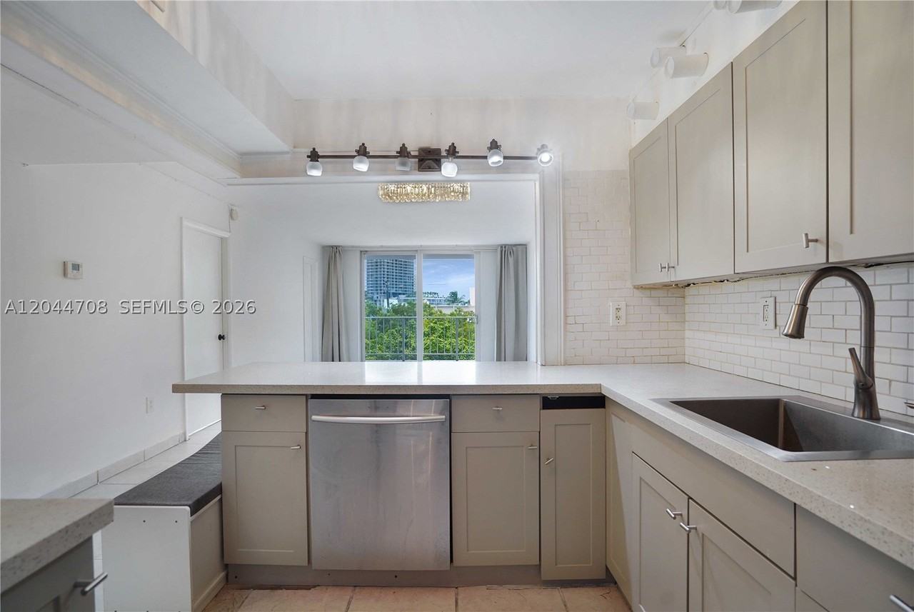 6900 Bay Dr #3H - Photo 6 of 34