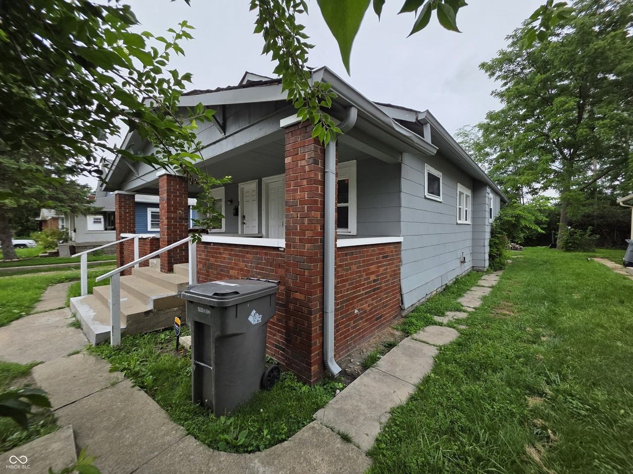 833 N Gladstone Ave - Photo 2 of 11