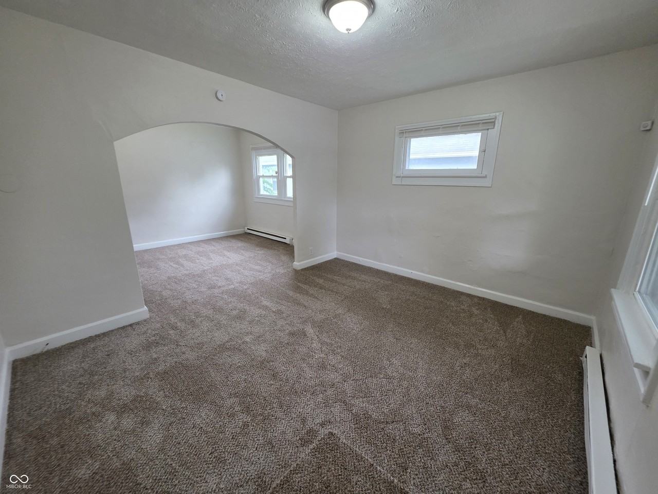 833 N Gladstone Ave - Photo 4 of 11