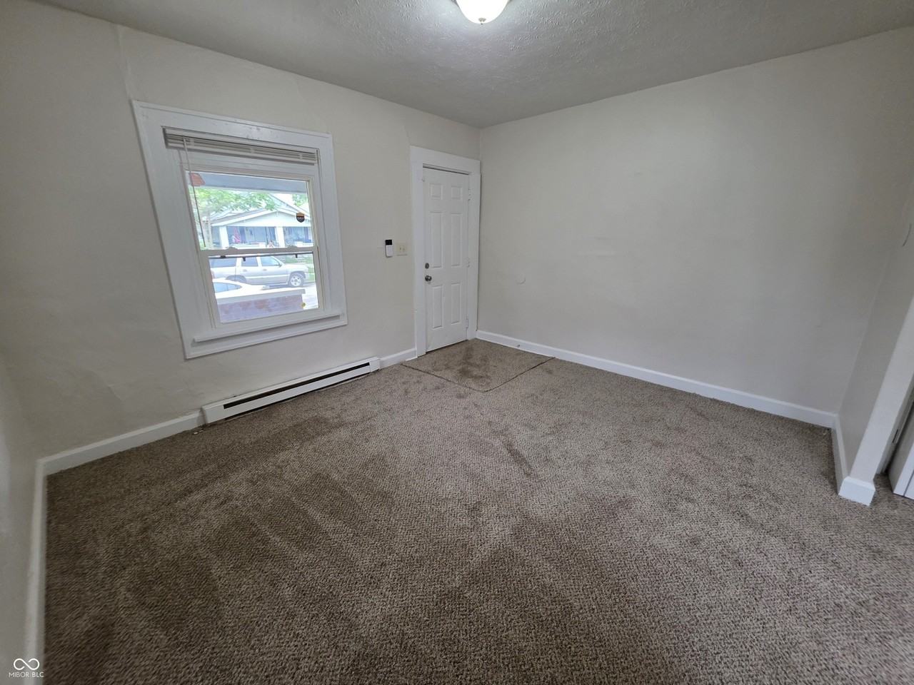 833 N Gladstone Ave - Photo 5 of 11