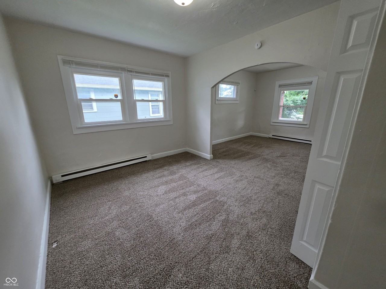 833 N Gladstone Ave - Photo 6 of 11