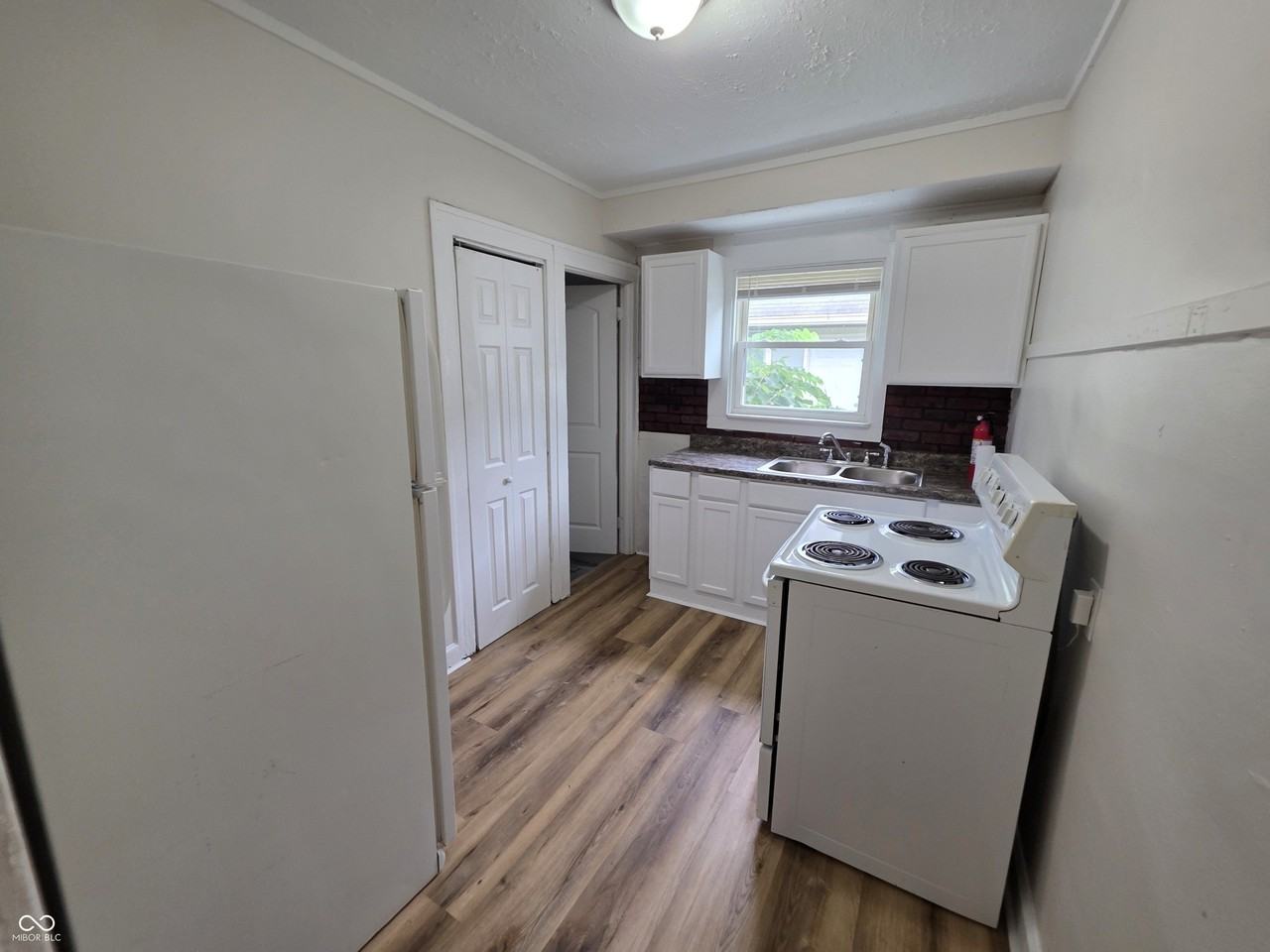 833 N Gladstone Ave - Photo 7 of 11