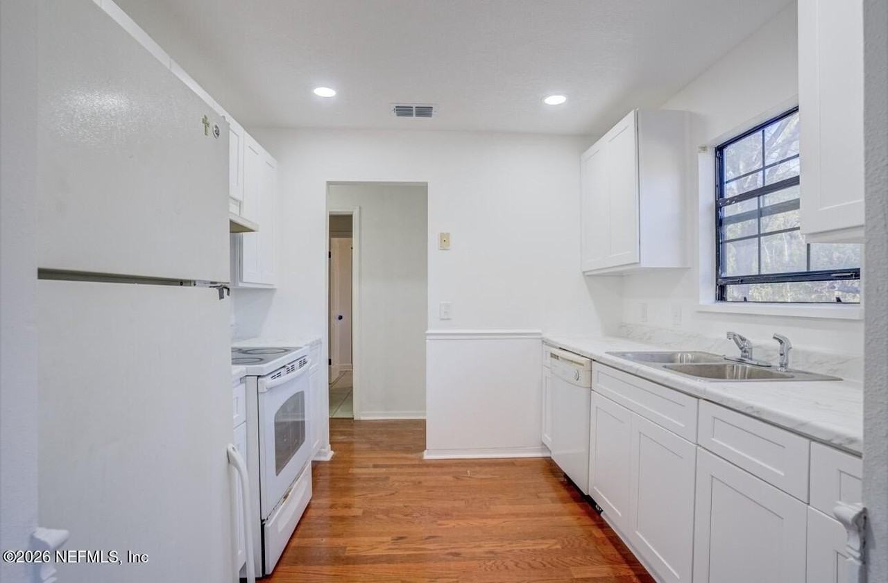726 Plainfield Ave - Photo 4 of 13