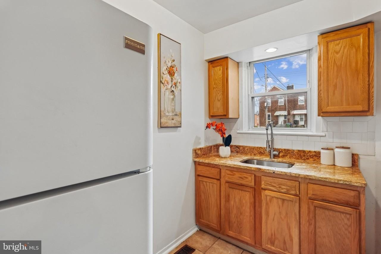 147 Denison St - Photo 6 of 21
