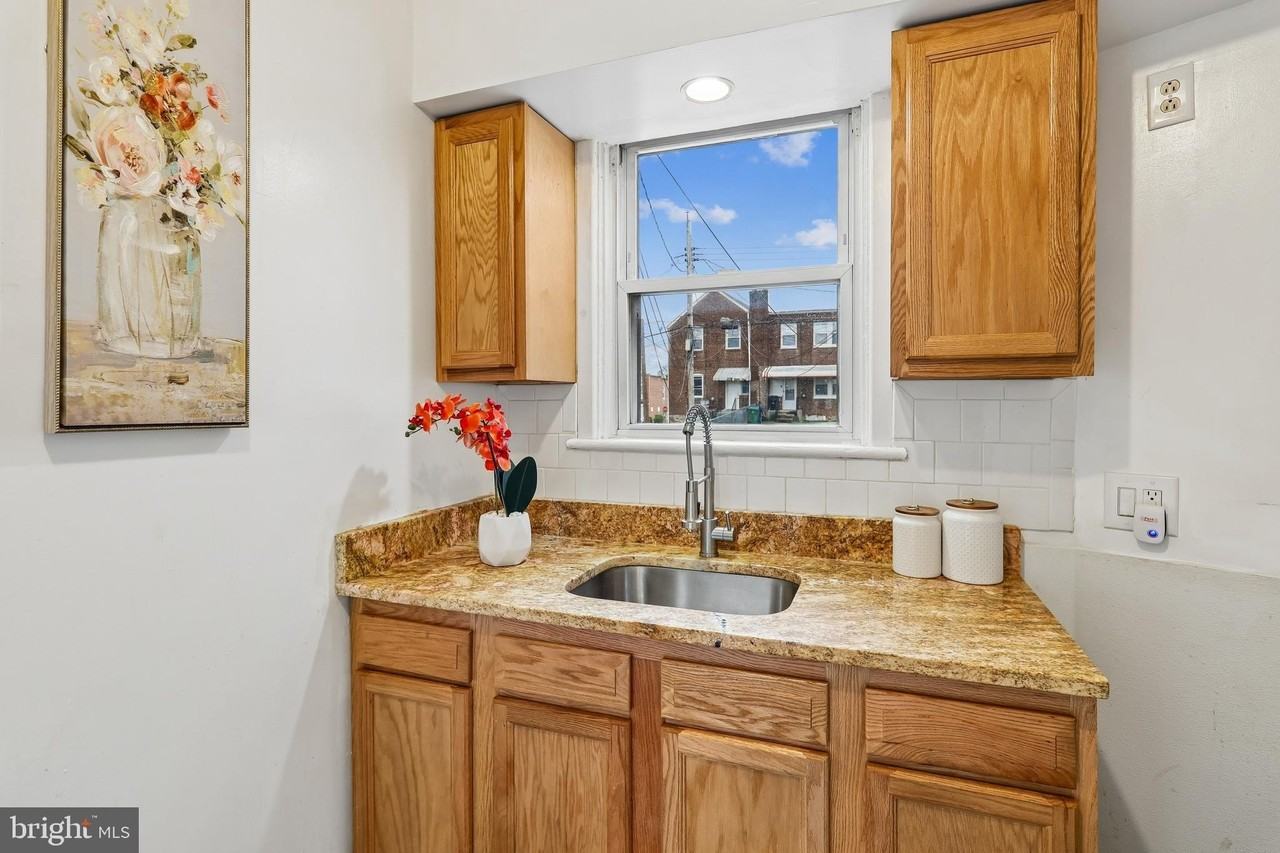 147 Denison St - Photo 7 of 21