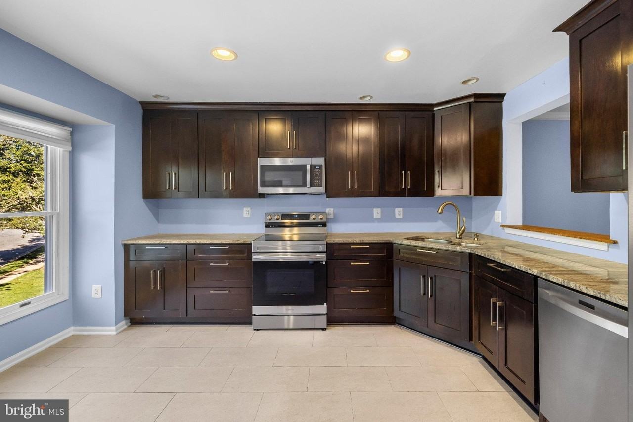8707 Birkenhead Ct - Photo 4 of 45
