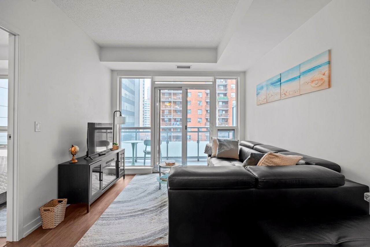 109 Eglinton Ave E #1515758P - Photo 2 of 22