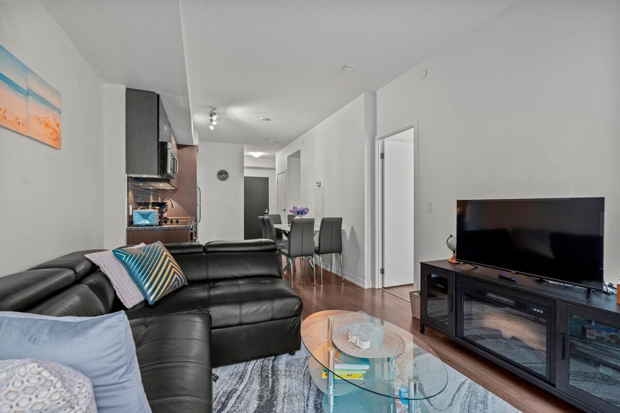 109 Eglinton Ave E #1515758P - Photo 3 of 22