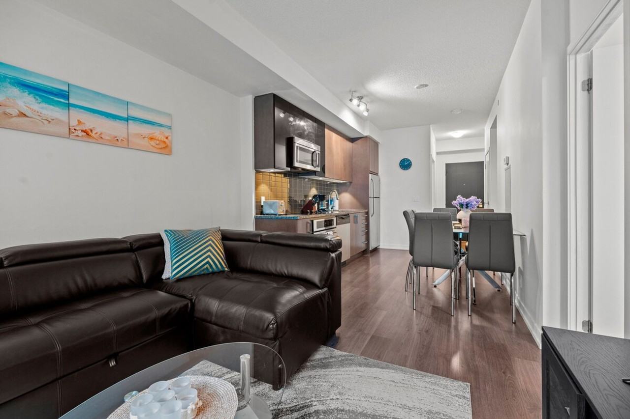 109 Eglinton Ave E #1515758P - Photo 4 of 22