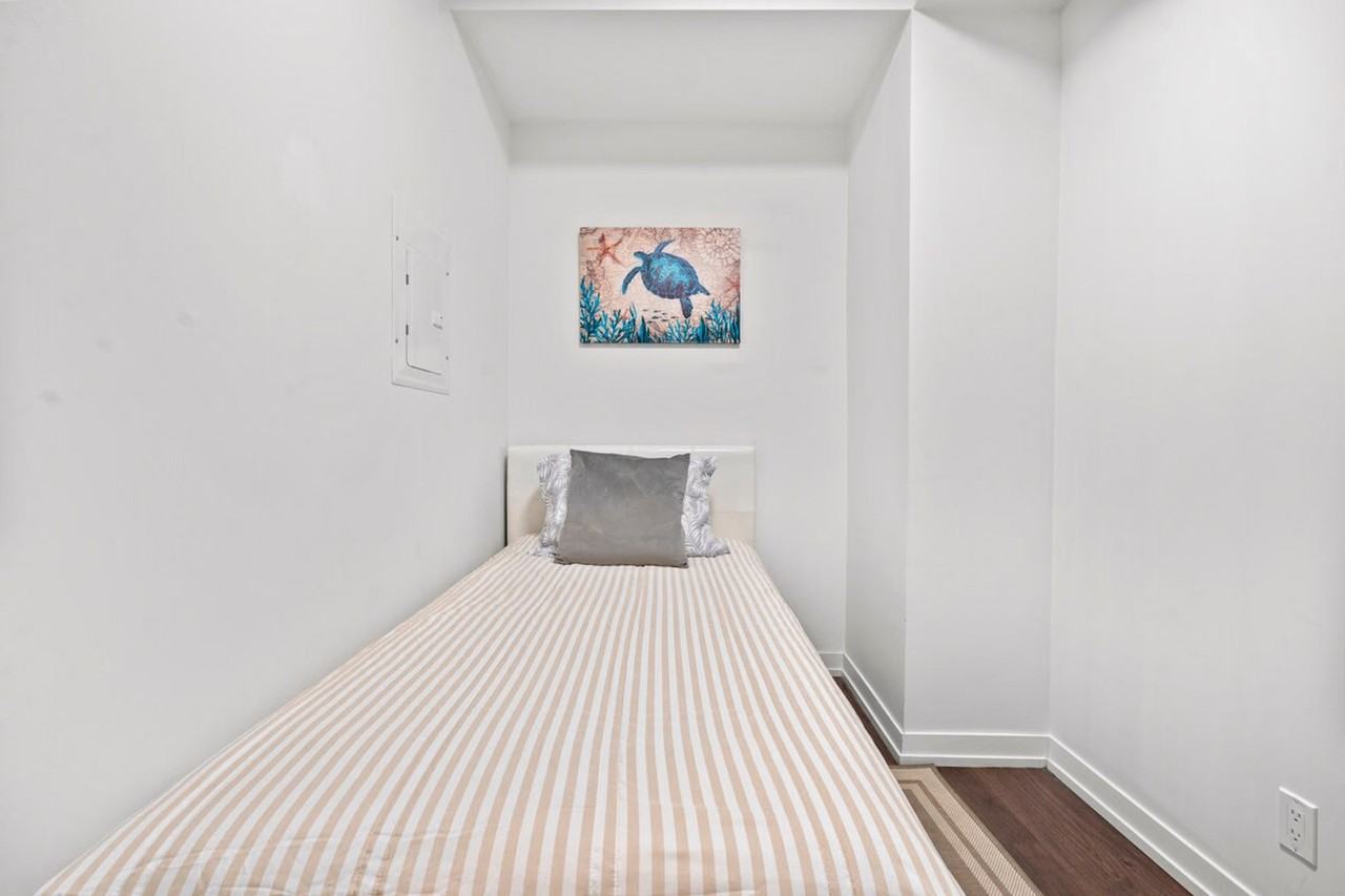 109 Eglinton Ave E #1515758P - Photo 6 of 22