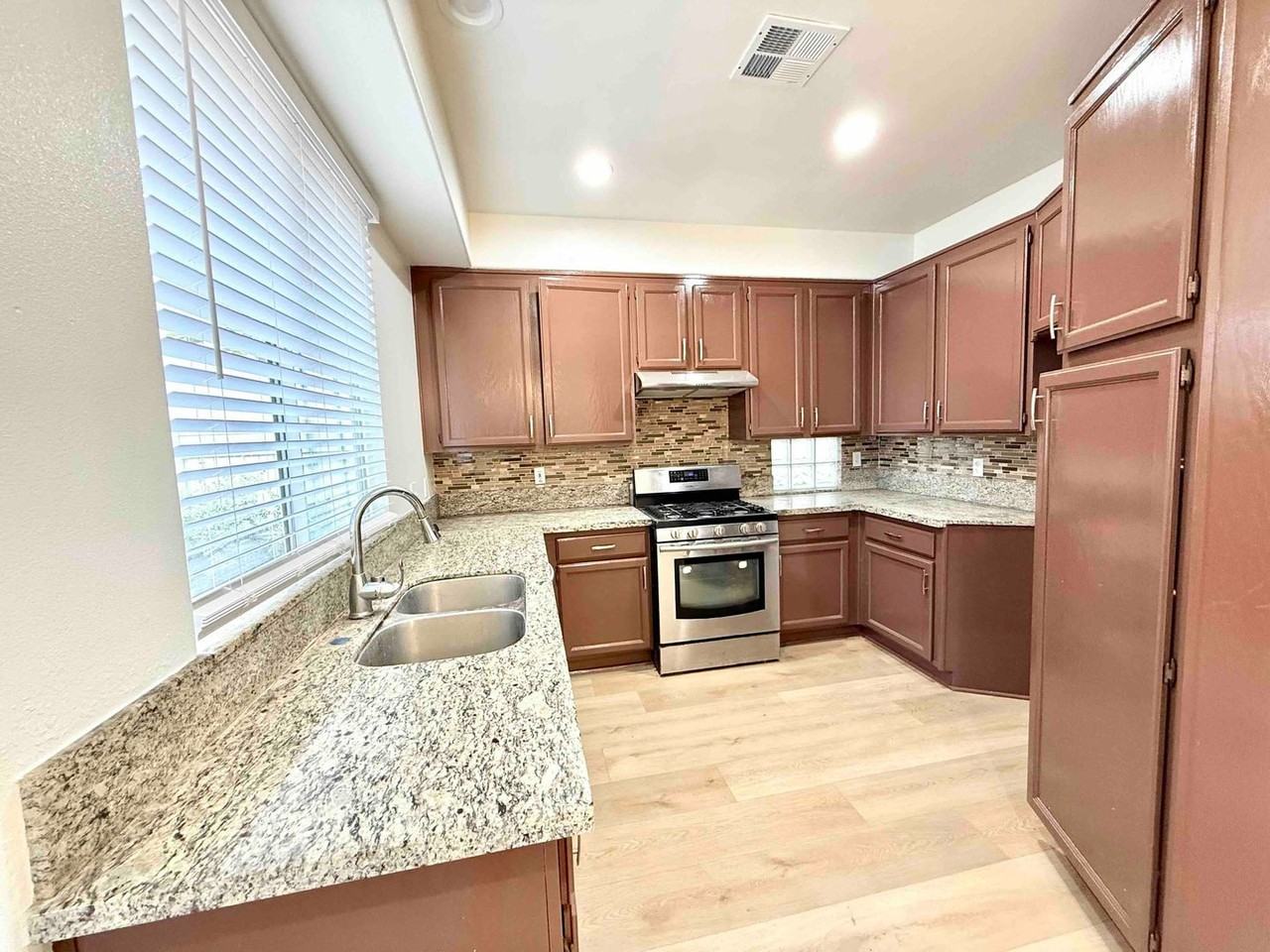 26009 Frampton Ave - Photo 6 of 32