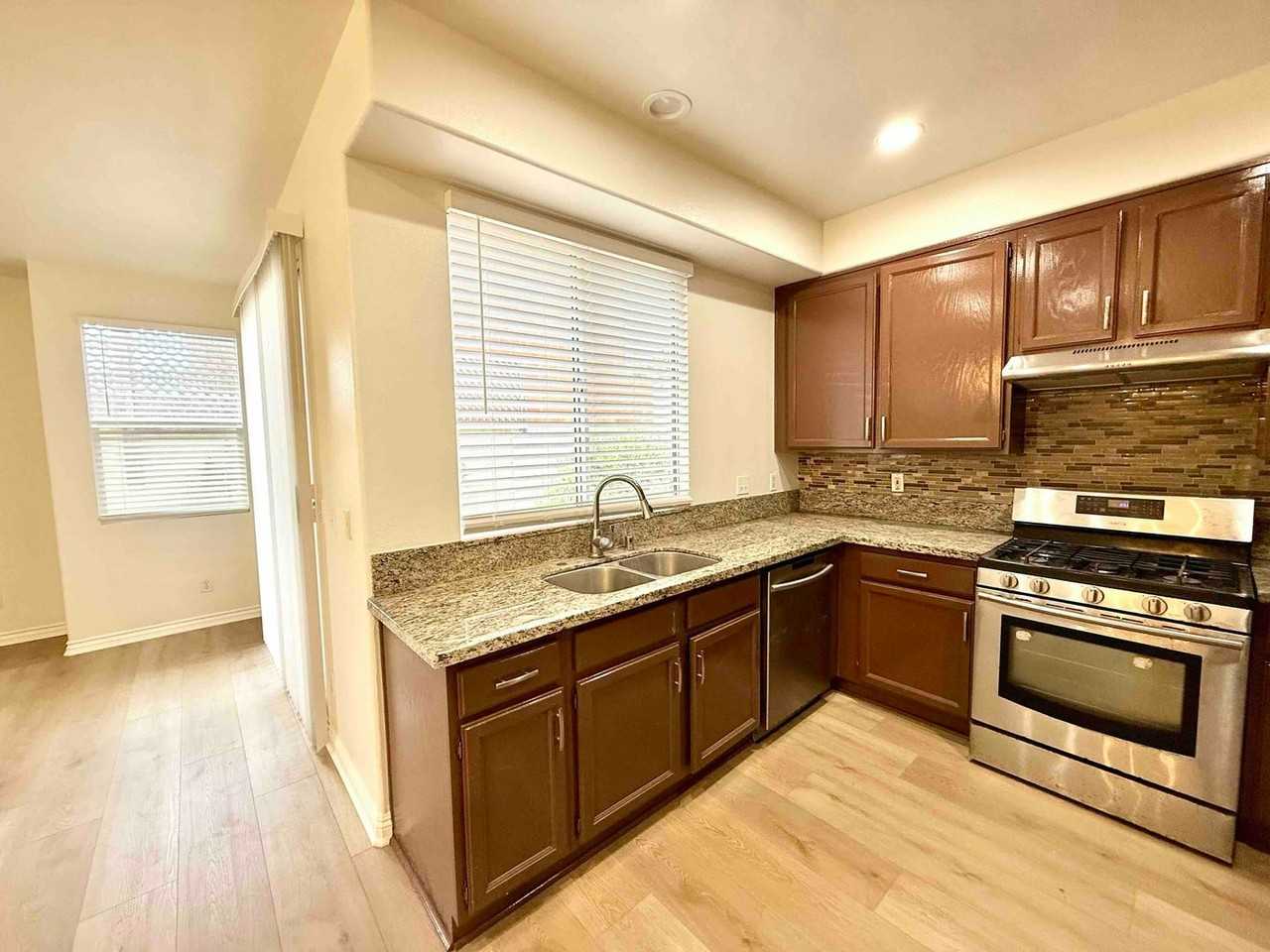 26009 Frampton Ave - Photo 7 of 32