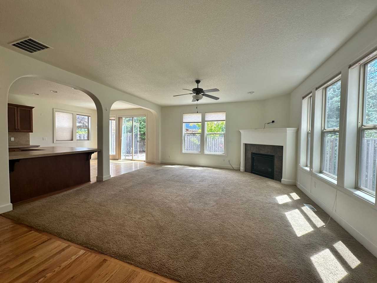 728 Se Bayshore Cir - Photo 3 of 24