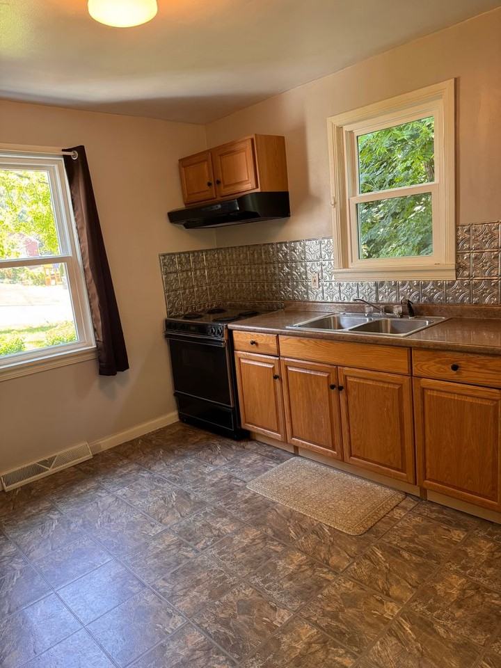 613 Westview Dr - Photo 2 of 17