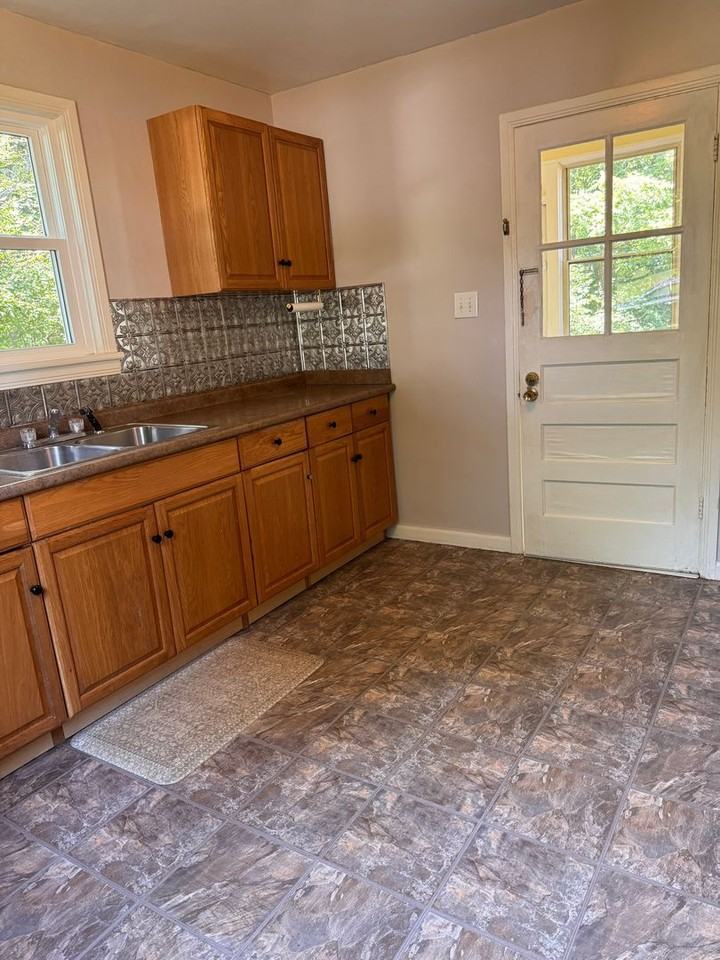 613 Westview Dr - Photo 4 of 17