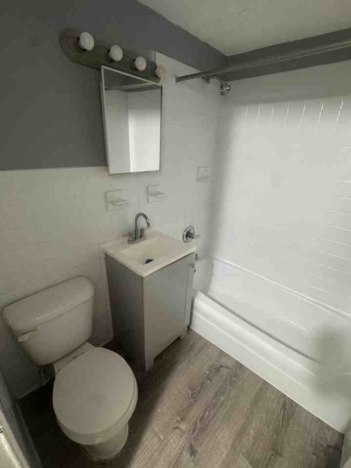 137 36th St - Photo 2 of 5
