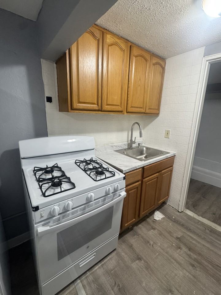 137 36th St - Photo 4 of 5