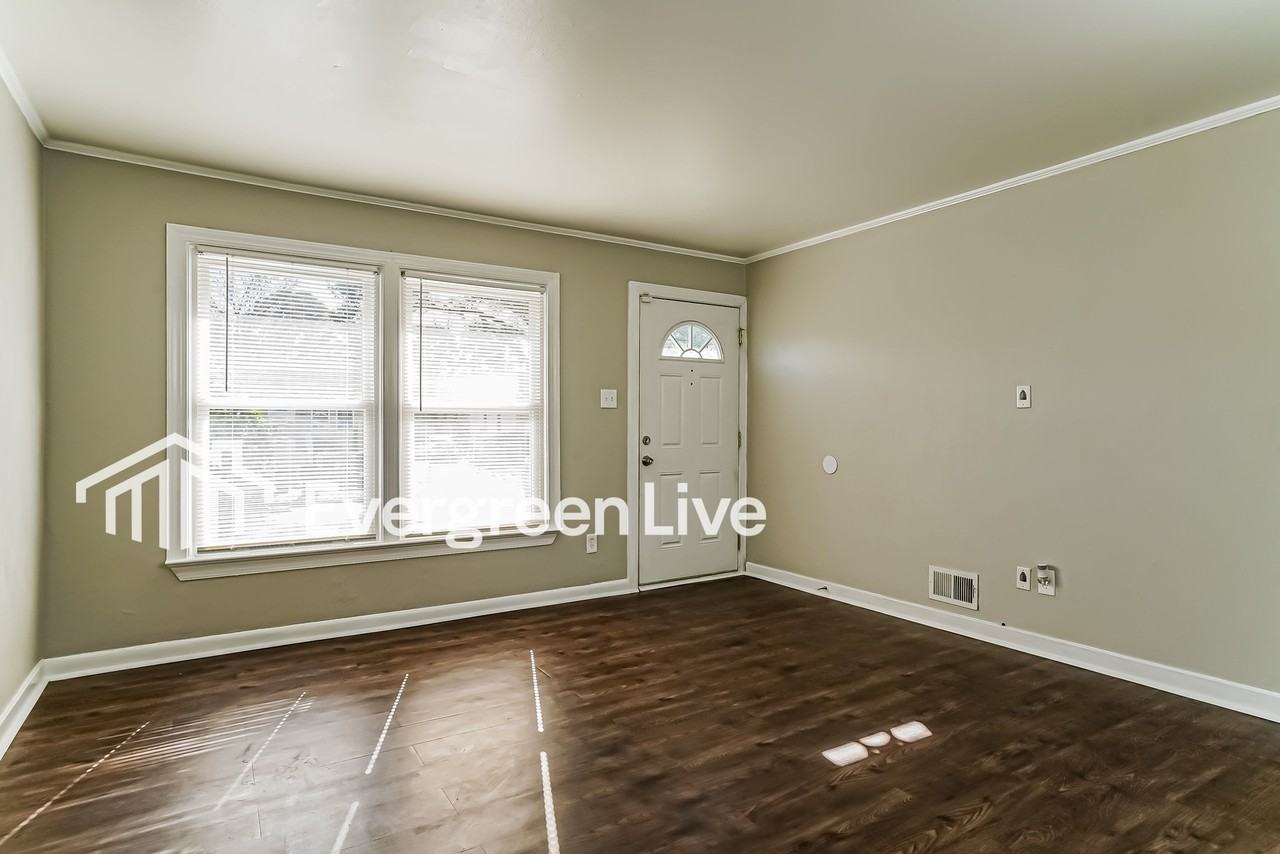 1820 N Lakeland Dr - Photo 3 of 15