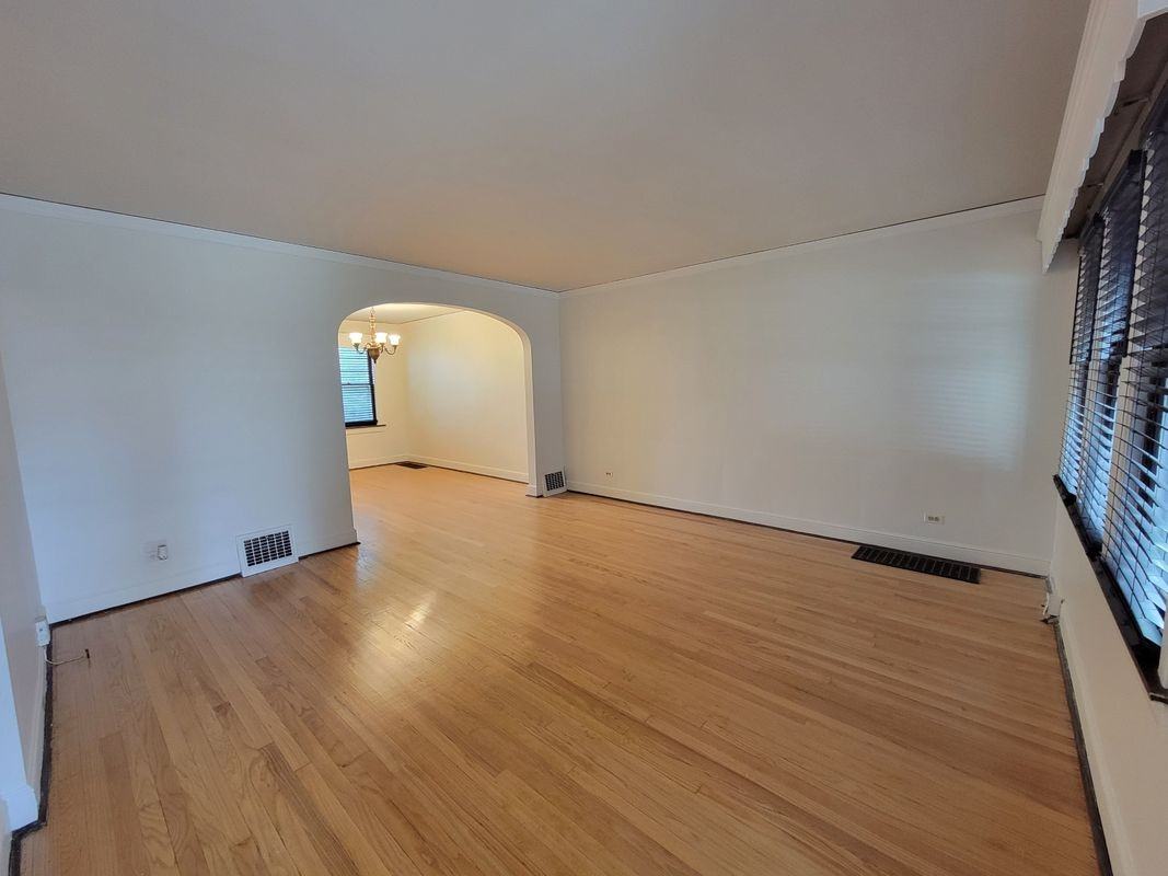 10529 S Eberhart Ave - Photo 5 of 18