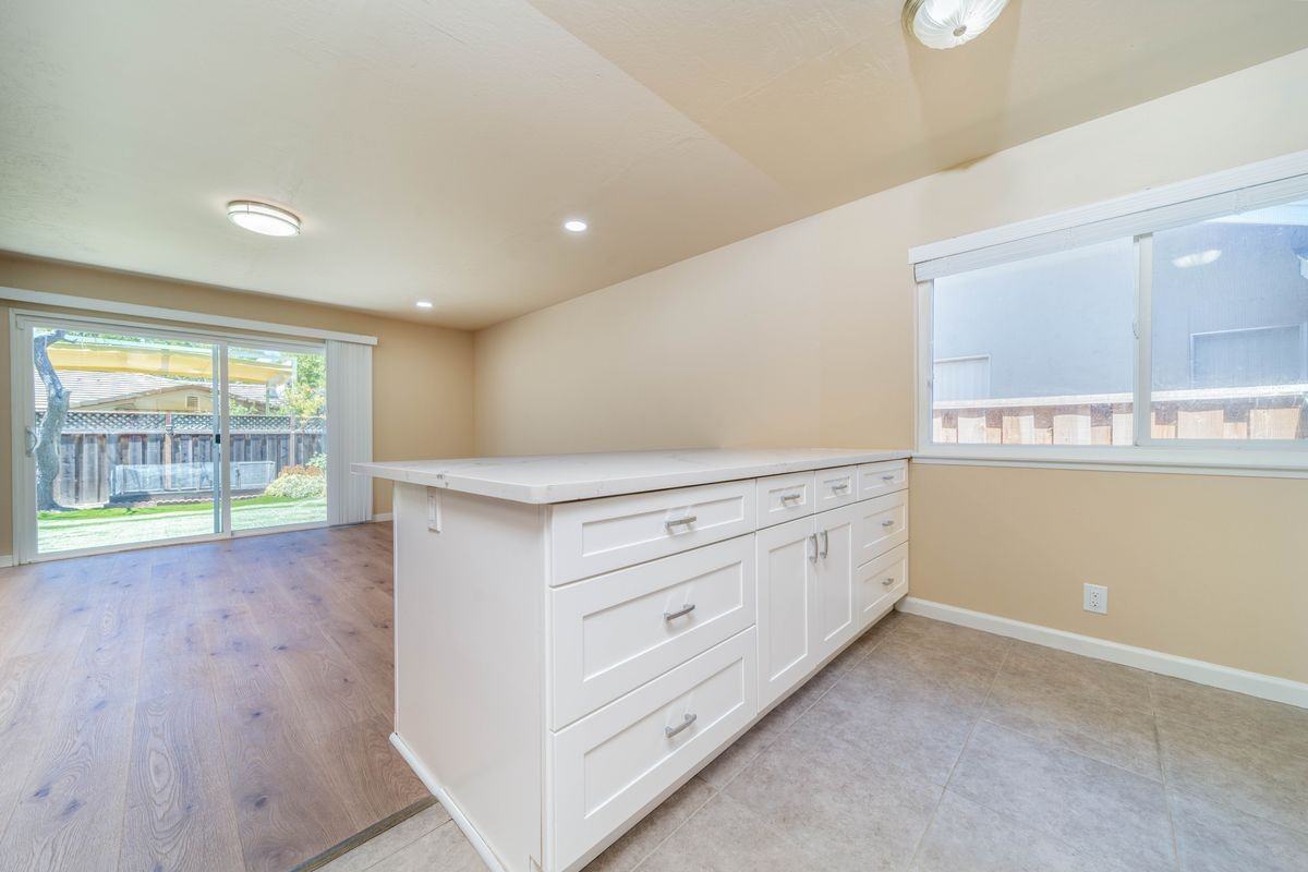 877 Miller Ave - Photo 3 of 30