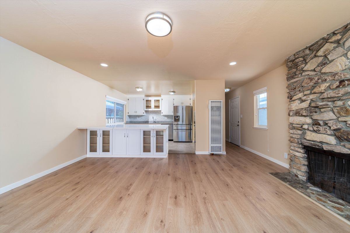 877 Miller Ave - Photo 4 of 30