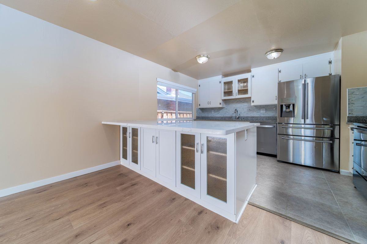 877 Miller Ave - Photo 6 of 30