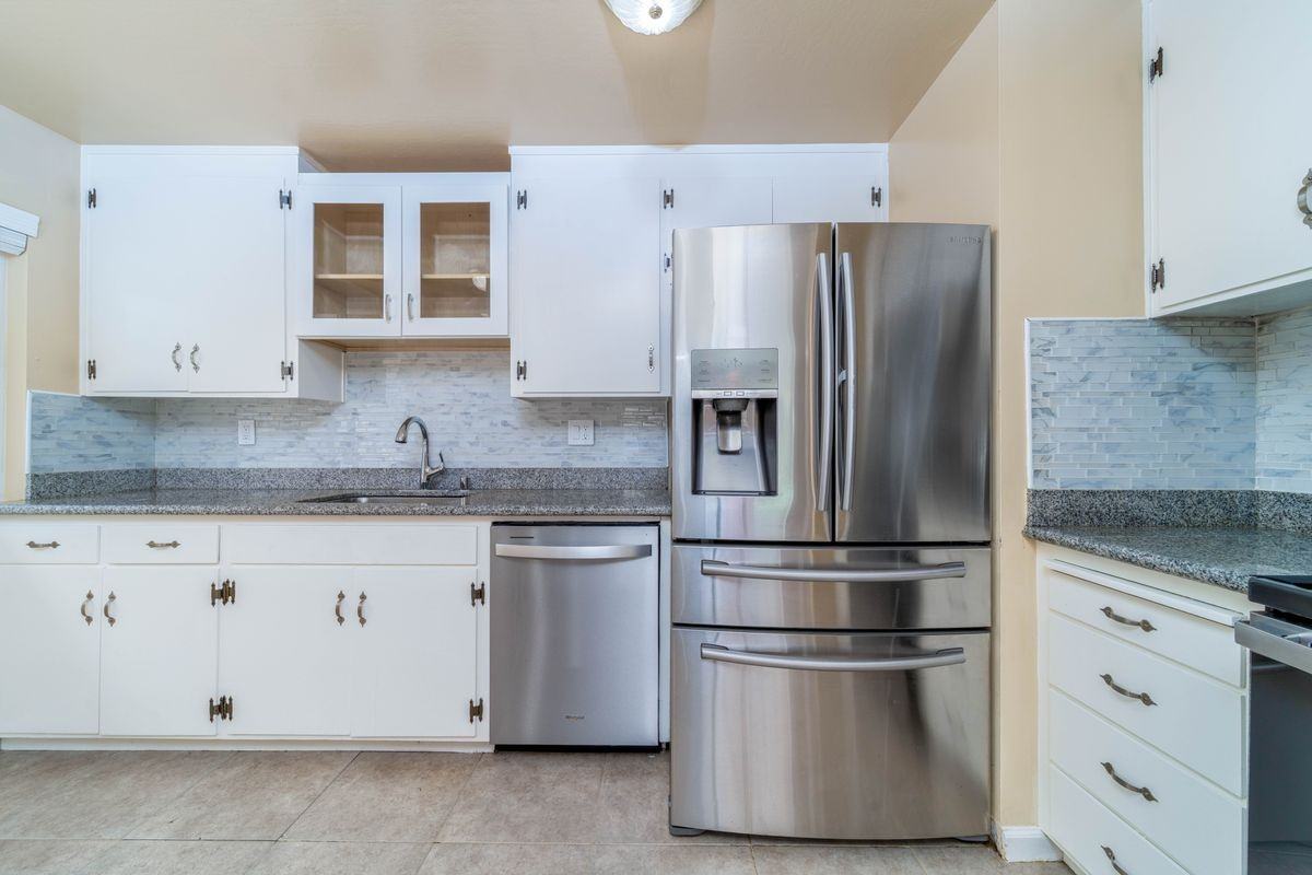 877 Miller Ave - Photo 7 of 30