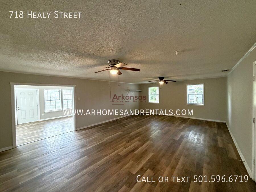 718 Healy St - Photo 3 of 33