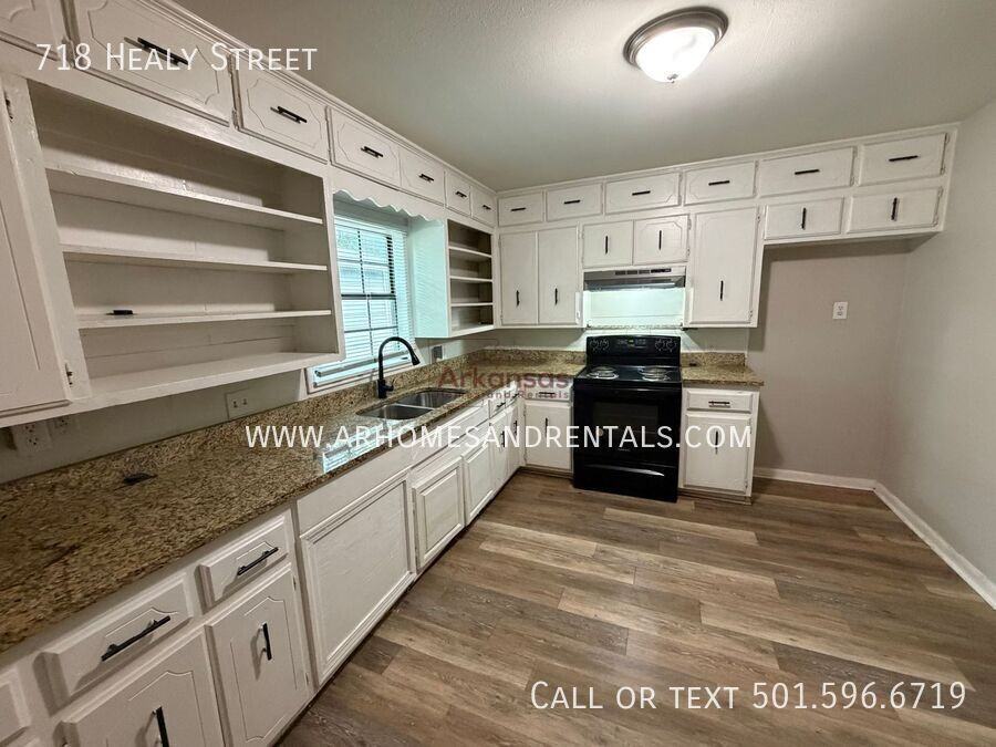 718 Healy St - Photo 4 of 33