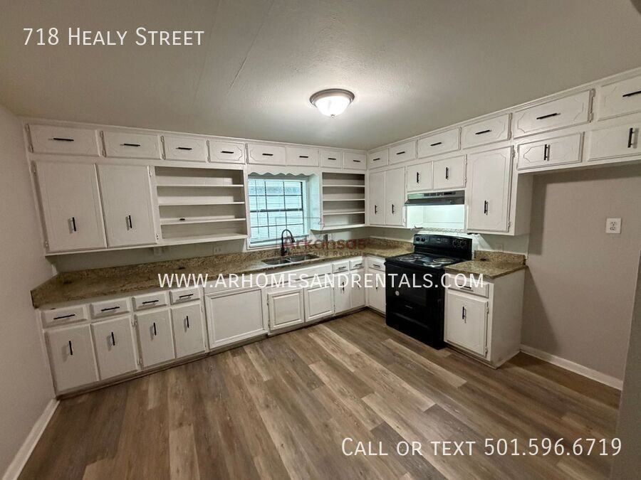 718 Healy St - Photo 5 of 33