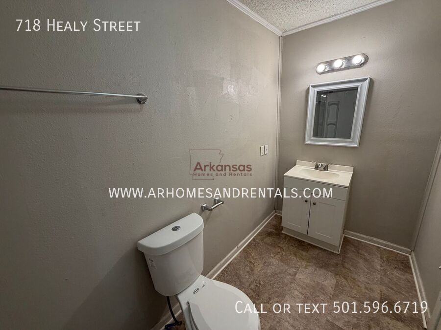 718 Healy St - Photo 7 of 33