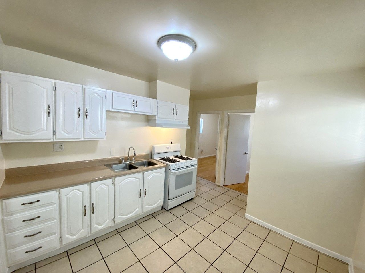 1532 Locust Ave - Photo 3 of 15