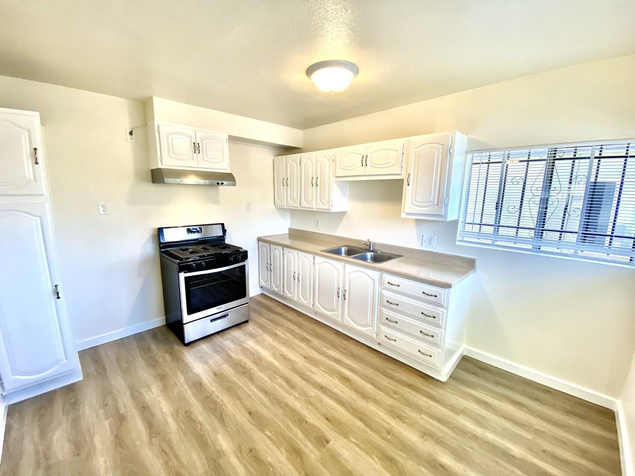 1530 Locust Ave #D - Photo 2 of 12