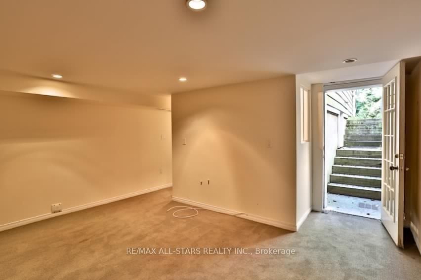68 Macpherson Avenue - Photo 15