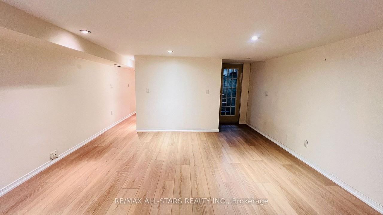 68 Macpherson Avenue - Photo 16