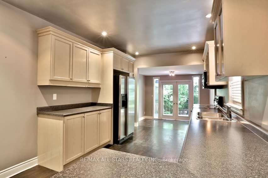 68 Macpherson Avenue - Photo 3 of 25