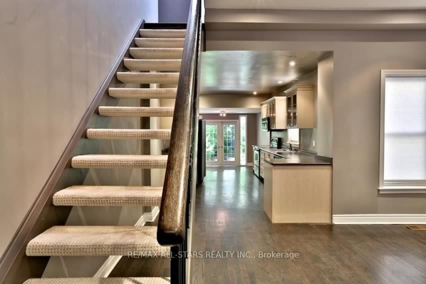 68 Macpherson Avenue - Photo 5 of 25