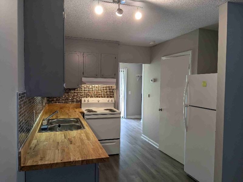 1220 8th St Ne #B - Photo 5 of 18