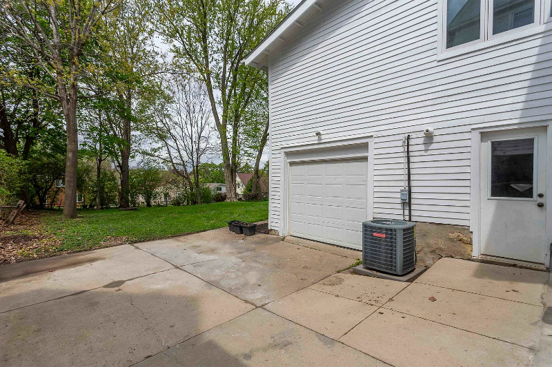 1215 Mount Pleasant St - Photo 2 of 15