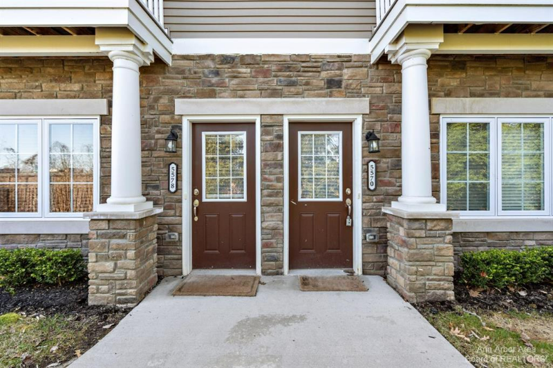 5570 Arbor Chase Dr - Photo 2 of 20