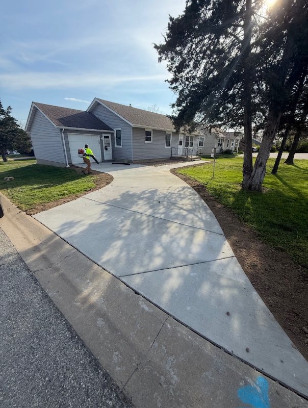 814 E Veterans Memorial Pkwy - Photo 2 of 9
