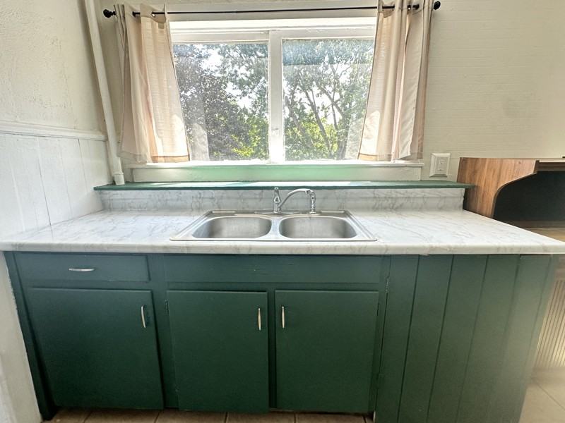 565 Thompson St #B - Photo 2 of 14