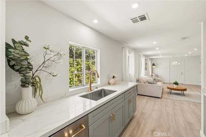 10607 Whitegate Ave - Photo 4 of 25