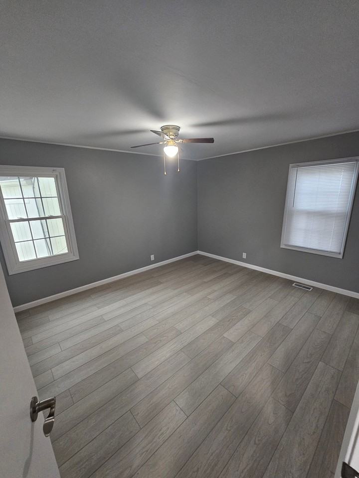 102 Martin Dr - Photo 2 of 6