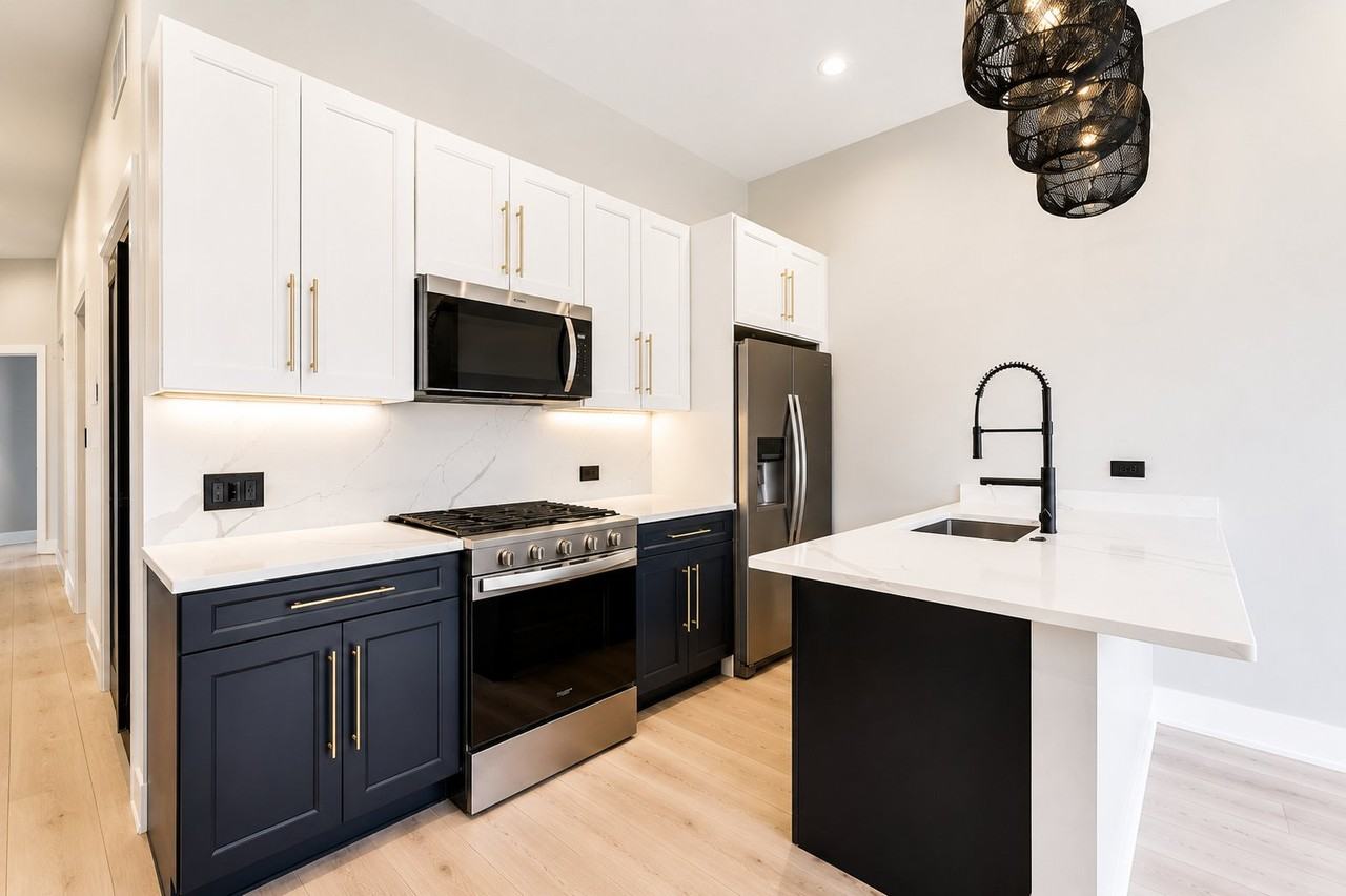 1309 N Rockwell St #2 - Photo 4 of 20