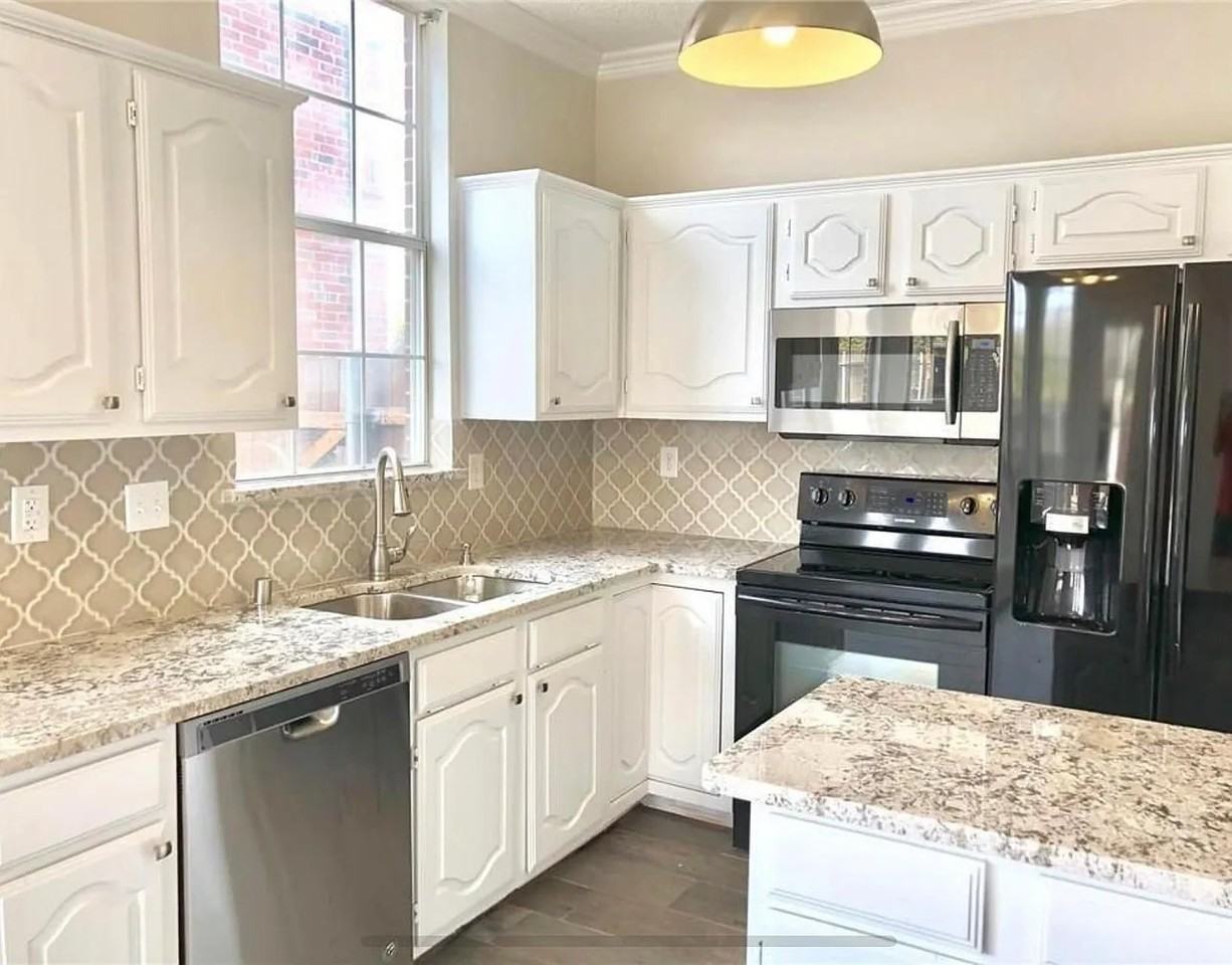 11112 Newport Dr - Photo 3 of 22