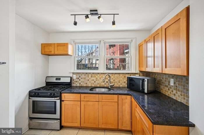 2324 S Mildred St - Photo 3 of 16