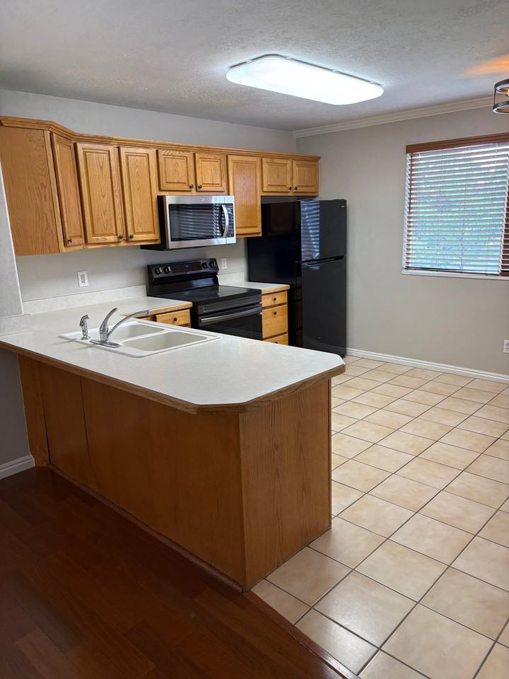 414 W Country Club Dr #1 - Photo 5 of 20